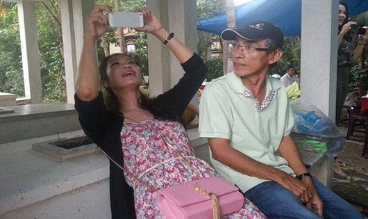 Diễn viên Kim Chi hớn hở bên nấm mộ.