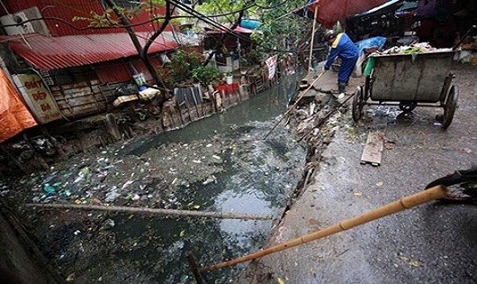 Hàng ngày công nhân vệ sinh phải vớt rác, khơi thông nguồn chảy hạn chế bọ gậy, muỗi cư trú.