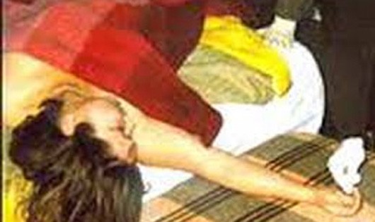 Vào nhà nghỉ với người tình đồng tính, cô gái chết không mảnh vải che thân