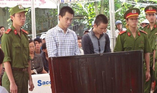 Bị cáo Hải và Phương trước vành móng ngựa.