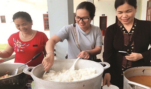 Cô Yến (phải) – người tiên phòng cho nhóm tình nguyện Tình quê  cùng “Bữa trưa vui vẻ” sáng chủ nhật hàng tuần tại cổng Bệnh viện Đa khoa thị xã Kỳ Anh.