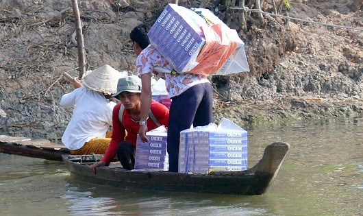 Ở biên giới Tây Nam, hàng lậu có thể được vận chuyển bằng đường bộ hoặc đường thủy.