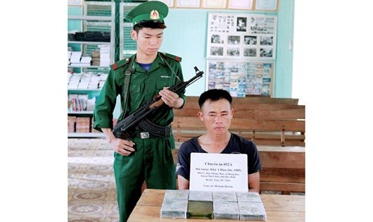 Khà A Hua với tang vật 8 bánh heroin