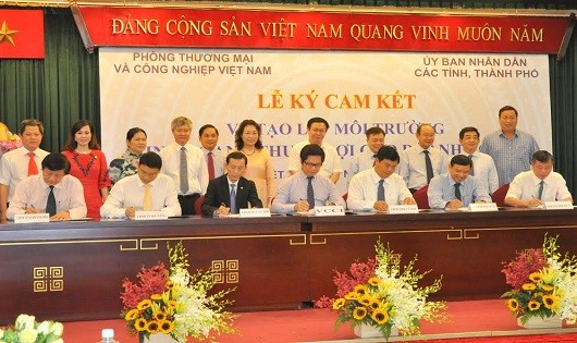 Phó Thủ tướng chứng kiến lễ ký kết.