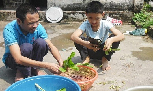 Tuy đời sống vật chất thiếu thốn nhưng bố con anh Quý luôn đầy ắp tiếng cười, niềm tin yêu vào cuộc sống tương lai tốt đẹp hơn.