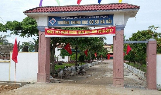 Cổng trường ở xã Kỳ Hà vắng tanh trong lễ khai giảng. (Ảnh: Gia đình & trẻ em)