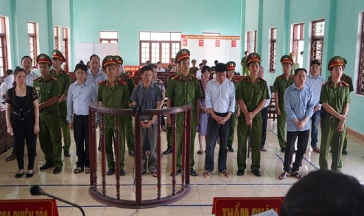 Các bị cáo trước vành móng ngựa.