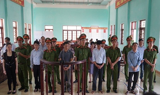 Các bị cáo tại phiên xử lần 3.