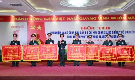 Lãnh đạo TCHC trao Cờ thưởng cho các đơn vị đạt giải Nhất hội thi.