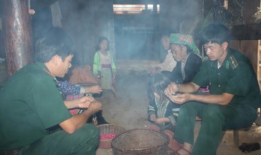 Cán bộ, chiến sĩ Đồn Biên phòng Y Tý luôn gần gũi, gắn bó với đồng bào các dân tộc vùng biên.