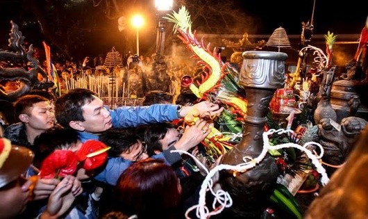 Tranh cướp nhau trước mặt thánh, thần.