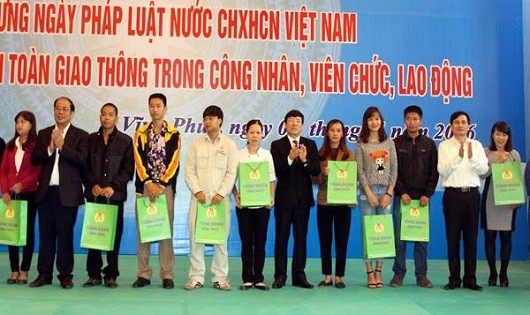 Đ/c Lê Duy Thành, Ủy viên BTV Tỉnh ủy, Phó Chủ tịch UBND tỉnh Vĩnh Phúc; đ/c Nguyễn Văn Ngàng, Phó Chủ tịch Tổng Liên đoàn Lao động Việt Nam trao quà cho các gia đình công nhân khó khăn tại lễ phát động hưởng ứng Ngày Pháp luật năm 2016.