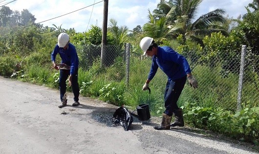 Các thành viên của Đội dặm vá đường từ thiện trong một buổi làm việc.