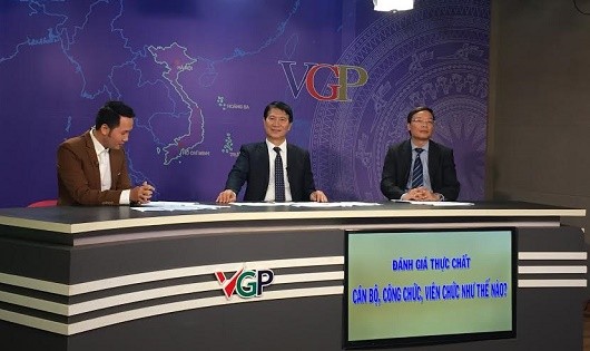 PGS. TS. Ngô Thành Can (giữa) và ông Trương Hải Long (bên phải) tại tọa đàm.