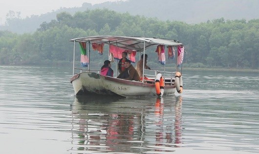 Hoạt động thuyền chở khách vào tham quan đảo chè rất rầm rộ; du khách lên thuyền không hề mang áo phao.