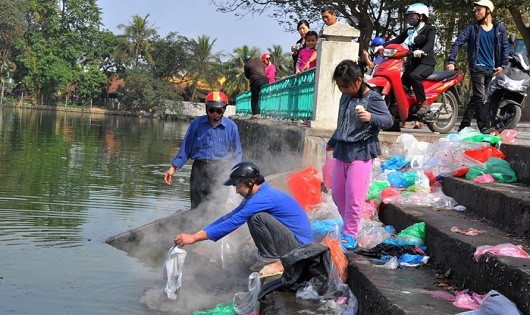 Người dân vẫn có thói quen vứt rác bừa bãi xuống ao, hồ.  Ảnh minh họa