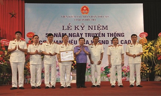 Viện trưởng VKSNDTC Lê Minh Trí trao Bằng khen cho tập thể, cá nhân có thành tích xuất sắc trong công tác.
