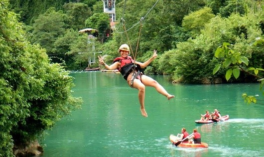 Dịch vụ zipline tại Sông Chày – Hang Tối tại Phong Nha – Kẻ Bàng trang bị cho du khách các thiết bị bảo hộ an toàn khi đu dây qua sông Chày và rừng nguyên sinh.