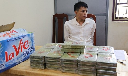 Hùng cùng tang vật tại CQĐT.