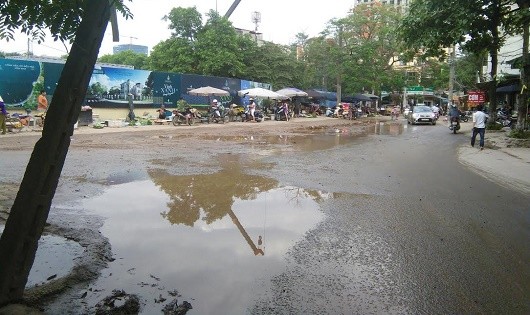 Bao giờ người dân đường Lương Thế Vinh (Hà Nội) hết sống chung với 'ổ gà'?