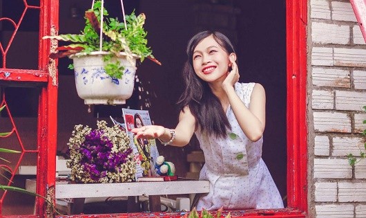 Sống lạc quan, tích cực, nữ biên tập viên Tường Vi của Đài Truyền hình Vĩnh Long luôn giữ được sự trẻ trung, năng động.