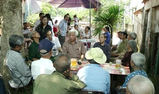 Đại biểu Quốc hội Dương Trung Quốc phân tích, khuyên nhủ người dân xã Liêm Sơn cần bình tĩnh giải quyết vấn đề theo đúng trình tự, quy định của pháp luật.