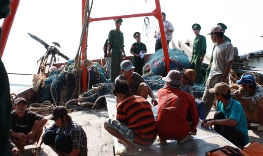 BĐBP kiểm tra an toàn hàng hải và vận động thuyền trưởng viết cam kết không vi phạm chủ quyền vùng biển nước ngoài.