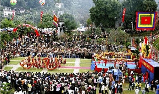 Lễ hội Đền Thượng được tổ chức hàng năm thu hút rất đông du khách đến tham dự. (Ảnh: baolaocai.vn)