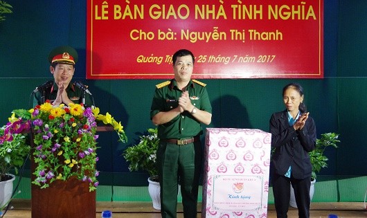 Bộ Tư lệnh Quân khu 4 bàn giao “Nhà tình nghĩa” cho thân nhân liệt sỹ