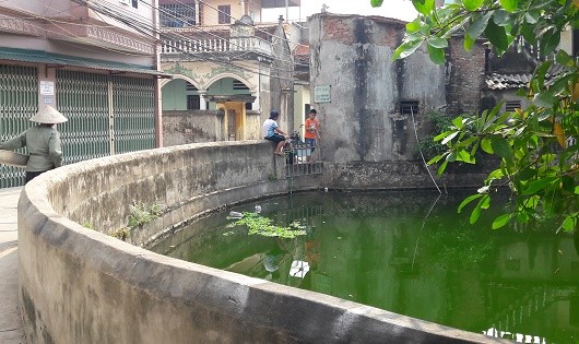 Trong thôn có chiếc giếng làng, có thể là nơi tiềm ẩn muỗi, loăng quăng.