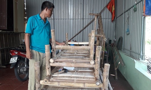 Ông Đông bên những chiếc chõng tre mình mới làm ra.