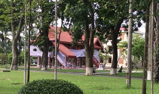 Nhà  sàn lưu niệm Chủ tịch Hồ Chí Minh đang hoàn thiện.