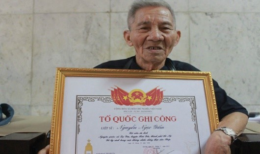 Cụ Nguyễn Minh Đức, con trai liệt sĩ Nguyễn Ngọc Gấm: “Được cầm tấm bằng này tôi mãn nguyện lắm, sống đến giờ cũng chỉ mong có thế”.