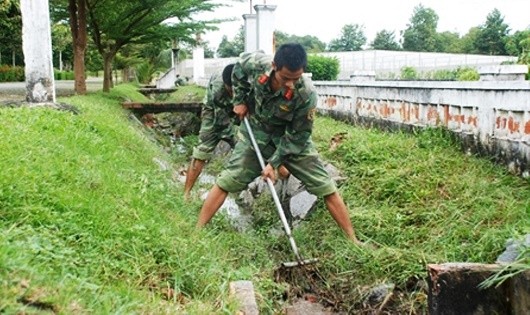 Khai thông cống rãnh không còn chỗ muỗi sinh sống.