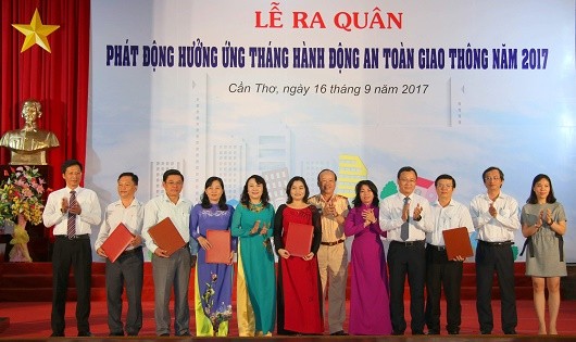 Phát động 'Tháng hành động ATGT' trong học sinh, sinh viên năm 2017