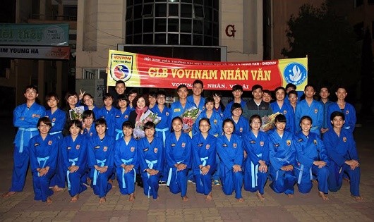 CLB Vovinam Nhân văn chụp ảnh lưu niệm với TS. Nguyễn Thị Thanh Huyền (Phó Chủ nhiệm Khoa Báo chí và Truyền thông) và cô Nguyễn Mai Lan (Chủ tịch Hội Sinh viên Nhà trường) trong ngày ra mắt