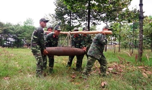 Rà phá bom mìn là nhiệm vụ rất gian nan của lính công binh.