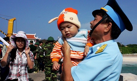 Trung tá Hoàng Văn Thắng chia tay nhân dân trên Đảo Trường Sa Lớn sau khi anh hoàn thành nhiệm vụ để trở về đất liền.