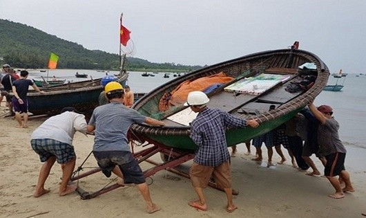 Nhiều ngư dân mưu sinh bằng phương tiện thuyền thúng thô sơ lắp máy công suất nhỏ