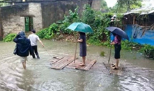 Cán bộ đứng trên bè.