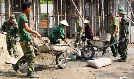 Tuổi trẻ Lữ đoàn Công binh 575 Quân khu 1 cùng nhân dân xây dựng nhà văn hóa tặng xóm Phúc Thành. 