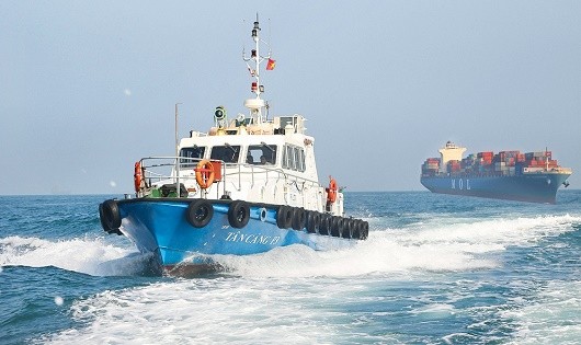 Tàu Hoa tiêu Tân Cảng dẫn luồng cho tàu container vào cảng.