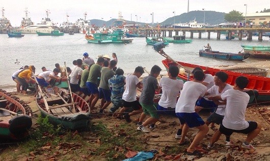 Cán bộ, chiến sĩ Lữ đoàn 127, Vùng 5 Hải quân kéo tàu, thuyền ngư dân  lên bờ