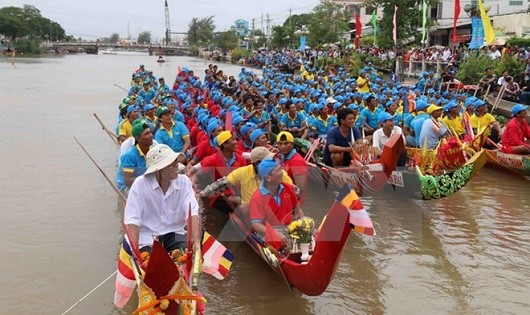 Tưng bừng Lễ hội Oóc Om Bóc và đua ghe ngo