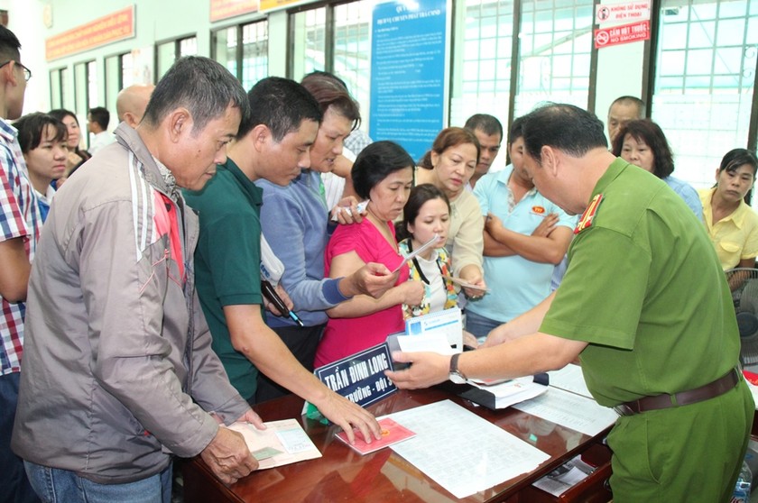 Người dân ùn ùn đi làm CMND (Hình minh hoạ)