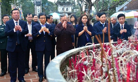 Phó Thủ tướng Chính phủ Vũ Đức Đam cùng đoàn công tác dâng hương tại Đền Trần. Ảnh: TTXVN