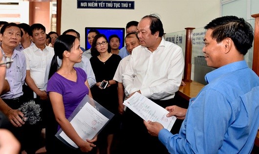 Bộ trưởng Mai Tiến Dũng trao đổi với các doanh nghiệp làm thủ tục kiểm tra chuyên ngành tại khu vực cảng Hải Phòng. 