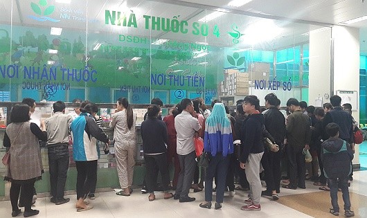 Phụ huynh còn nhiều băn khoăn trước quy định mới về kê đơn thuốc cho trẻ dưới 6 tuổi.