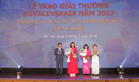 Phó Thủ tướng Vũ Đức Đam trao giải thưởng cho hai nhà khoa học nữ xuất sắc.