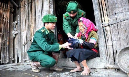 Cán bộ, chiến sĩ Đồn Biên phòng Xín Mần thăm hỏi, tặng quà người già dịp Tết Mậu Tuất 2018.